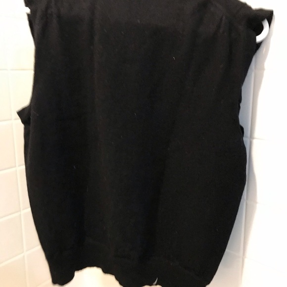 Black sleeveless V-Neck - Picture 2 of 2